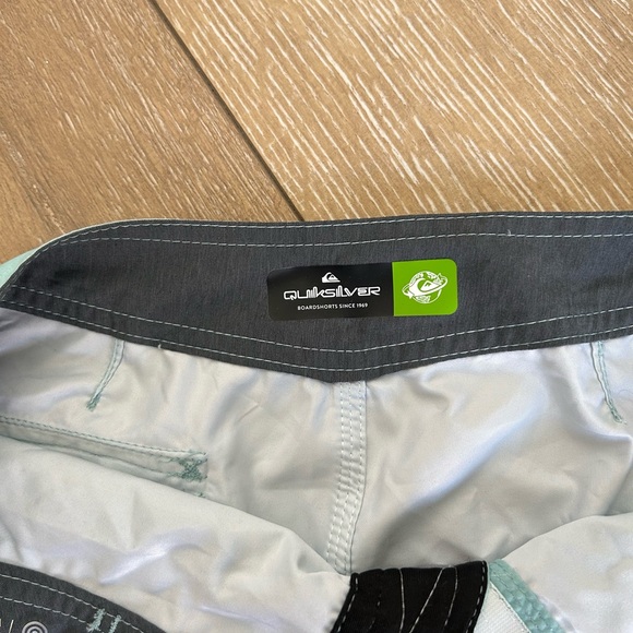 Quicksilver Board Shorts Big Boys Size 16 - Picture 4 of 4